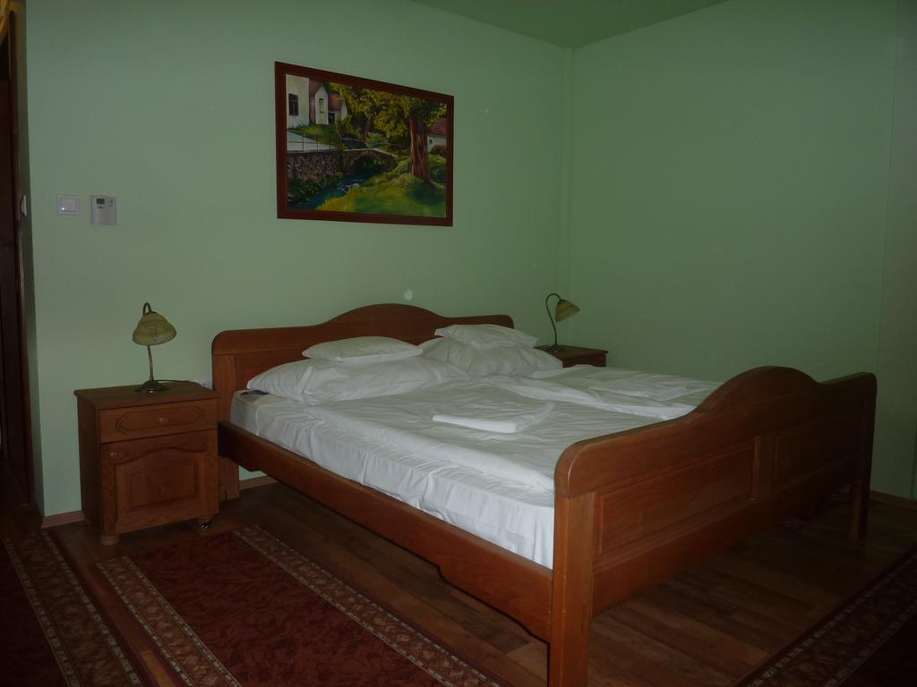 Naspolya Panzio Es Etterem Bed and Breakfast Bátaapáti Exteriör bild