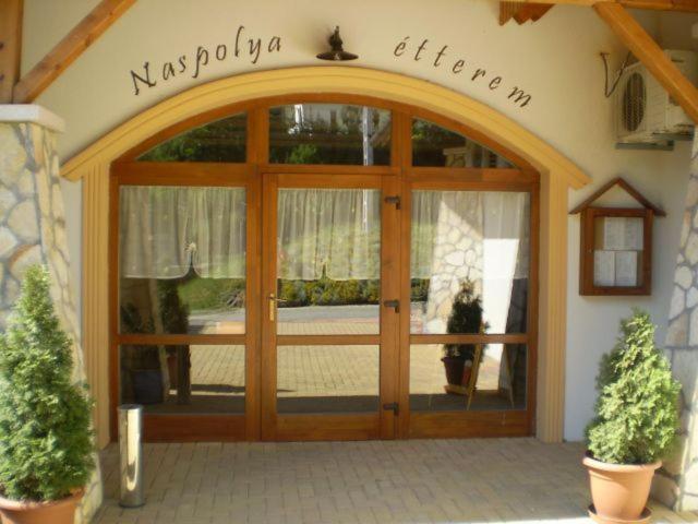 Naspolya Panzio Es Etterem Bed and Breakfast Bátaapáti Exteriör bild
